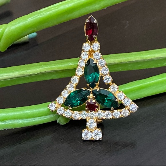 Vintage Glistening Red Green Crystal Rhinestone Festive Christmas Tree Brooch - Picture 1 of 10